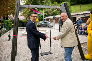 Direktor Območne enote Nova Gorica v Zavarovalnici Triglav Ivica Vulić (levo) in idrijski župan Bojan Sever 